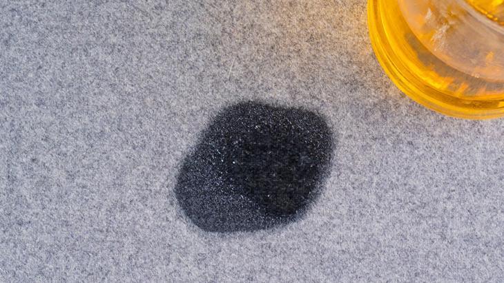 Zeytinyağı lekesini üste çıkarıyor! 1 kaşık bebek pudrası yeter, yoksa nişasta kullanın