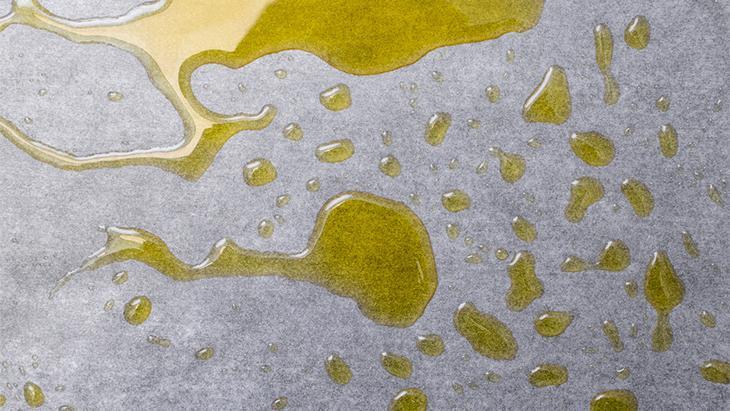 Zeytinyağı lekesini üste çıkarıyor! 1 kaşık bebek pudrası yetiyor, yoksa nişasta kullanın 6 Zeytinyağı lekesini üste çıkarıyor! 1 kaşık bebek pudrası yetiyor, yoksa nişasta kullanın