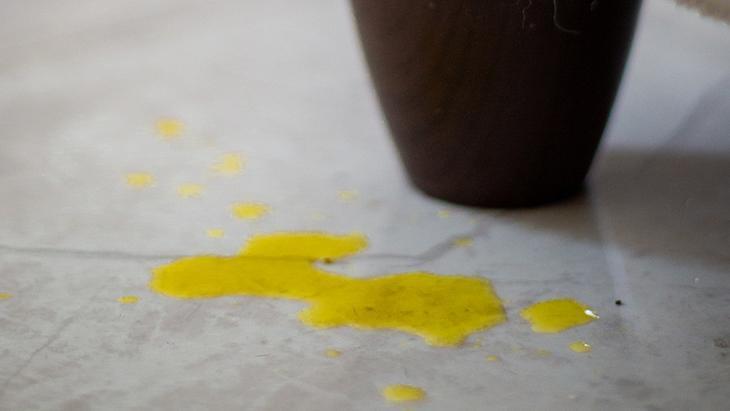 Zeytinyağı lekesini üste çıkarıyor! 1 kaşık bebek pudrası yetiyor, yoksa nişasta kullanın 7 Zeytinyağı lekesini üste çıkarıyor! 1 kaşık bebek pudrası yetiyor, yoksa nişasta kullanın