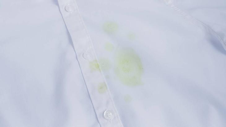 Zeytinyağı lekesini üste çıkarıyor! 1 kaşık bebek pudrası yetiyor, yoksa nişasta kullanın 8 Zeytinyağı lekesini üste çıkarıyor! 1 kaşık bebek pudrası yetiyor, yoksa nişasta kullanın