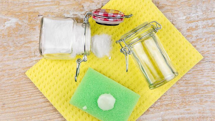 Zeytinyağı lekesini üste çıkarıyor! 1 kaşık bebek pudrası yetiyor, yoksa nişasta kullanın 9 Zeytinyağı lekesini üste çıkarıyor! 1 kaşık bebek pudrası yetiyor, yoksa nişasta kullanın