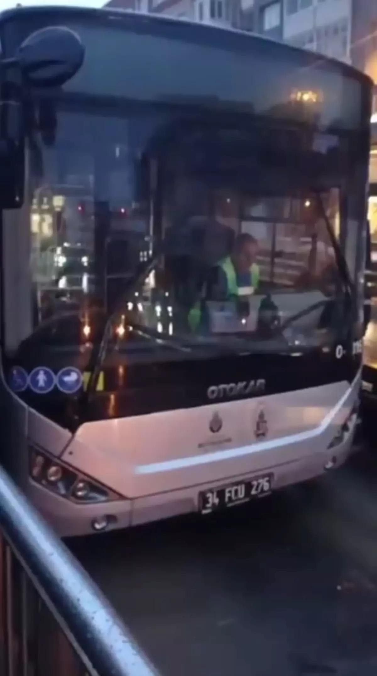 Avcılar’da Metrobüs Arızası, Yolcular Güç Anlar Yaşadı