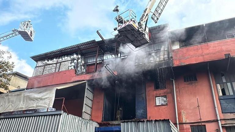 Başakşehir'de plastik imalathanesinde yangın! Çok sayıda ekip sevk edildi