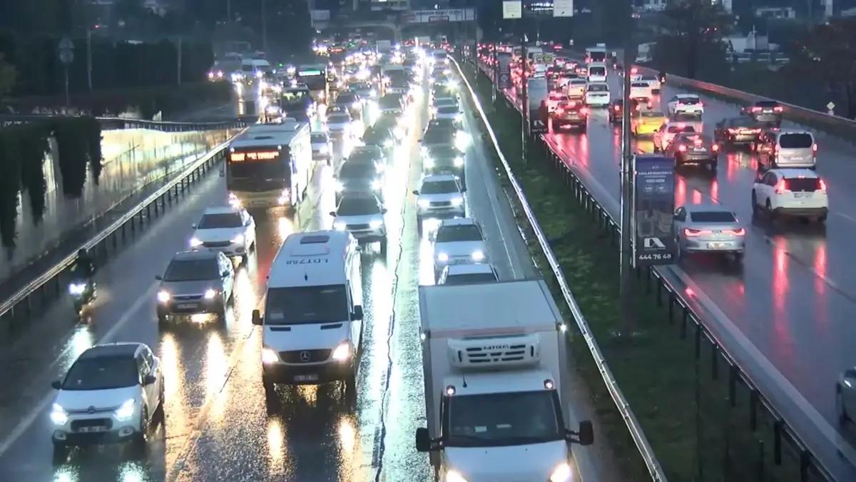 İstanbul’da Yağışla Birleşen Trafik Yoğunluğu Yüzde 78’e Ulaştı