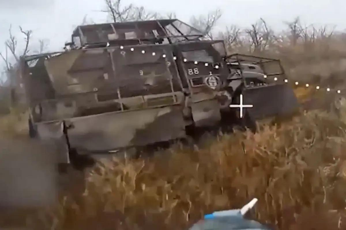 Rus İHA’larının saldırısı kamerada: ABD üretimi zırhlı aracı imha ettiler