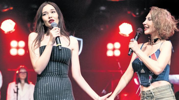 Sahnede Ceren Arslan’a teşekkür