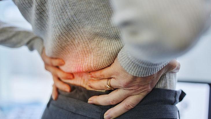 Sırt ağrısı deyip geçemeyin! Mesane kanseri habercisi olabilir