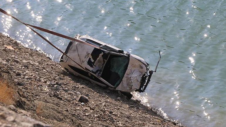 Van-Hakkari yolunda feci kaza: Baraj gölüne düşen otomobildeki 3 gence veda